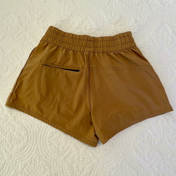 Vuori Dash Shorts Yellow Dark Golden - Picture 3 of 8